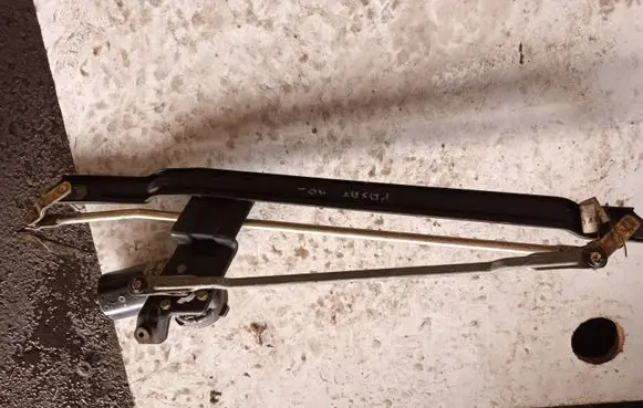 Volkswagen PASSAT B4 Front wiper linkage 