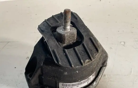 BMW 5 E60 E61 Engine mount bracket 6761091