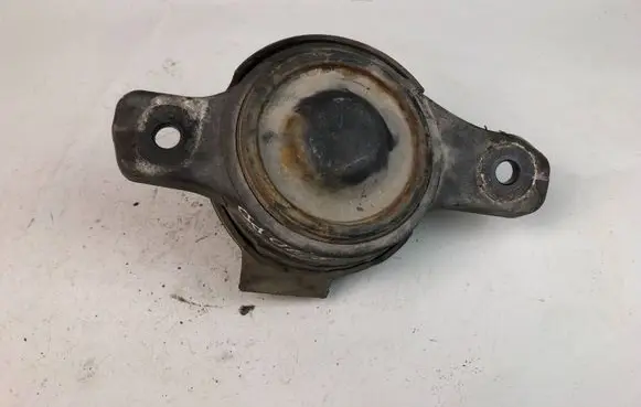 Subaru Outback Engine mount bracket