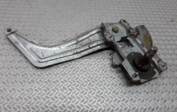 Rear door manual window regulator