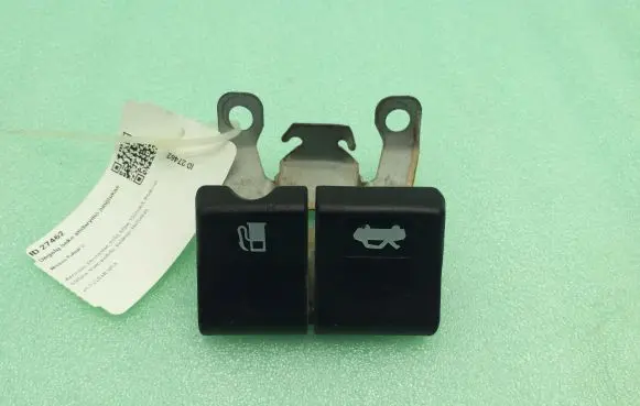 Nissan Pulsar Fuel tank opening switch 