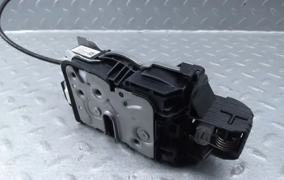 Volvo XC90 Front door lock 31462456