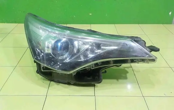 Toyota Avensis T270 Headlight/headlamp PRZOD
