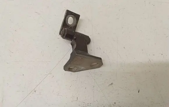 Volkswagen PASSAT B6 Rear door upper hinge 3C4839756