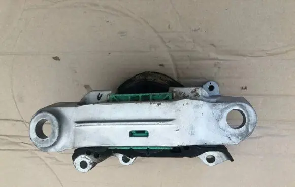 Engine mount vacuum valve