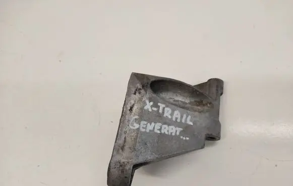 Nissan X-Trail T30 Generator/alternator bracket 