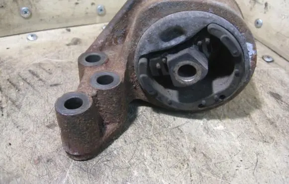 Volvo S40, V40 Engine mount bracket 30611071