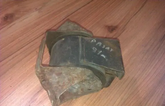 Volkswagen PASSAT B3 Engine mount bracket