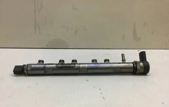 BMW 1 E81 E87 Fuel main line pipe 0281002738