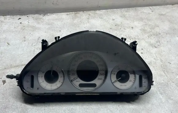 Mercedes-Benz E W211 Speedometer (instrument cluster) 11008028401 A2115400547