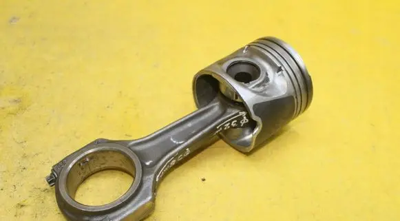 Jeep Cherokee III KJ Piston with connecting rod