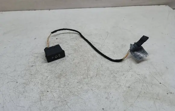 BMW 3 E90 E91 AUX in-socket connector 9172021
