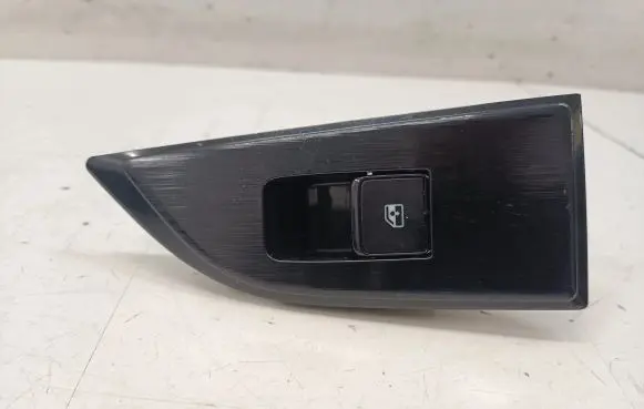 Nissan Qashqai J12 Electric window control switch 829606UA2A