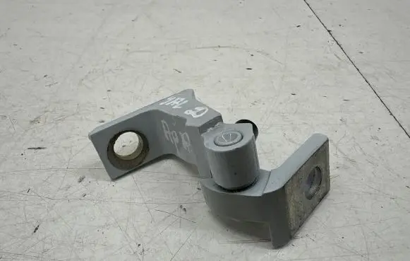 Skoda Kamiq Rear door lower hinge