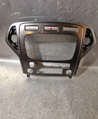Radio/GPS head unit trim