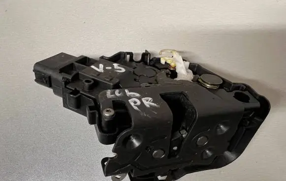Volvo V70 Front door lock 31253658 986903105 A048317