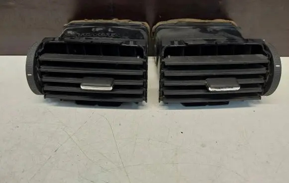 Toyota Avensis T250 Dash center air vent grill