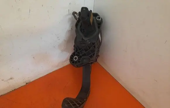Volkswagen Golf V Clutch pedal 1K1721059CH