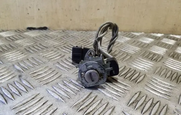Audi 100 S4 C4 Front door lock (next to the handle) 