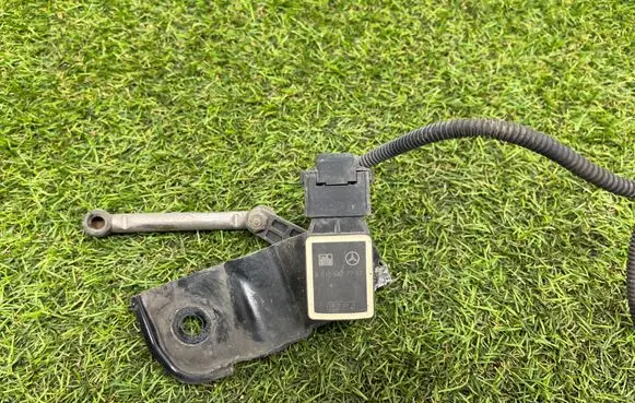 Mercedes-Benz S W221 Air suspension front height level sensor A0105427717