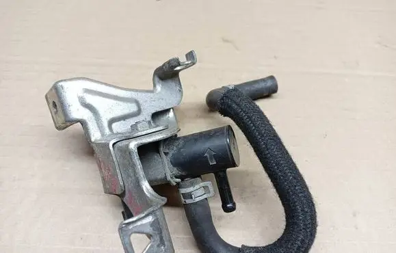 Suzuki Swift III Vacuum valve K5T48596 76M0 6411