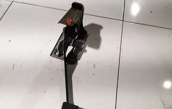 Mitsubishi Lancer X Brake pedal 