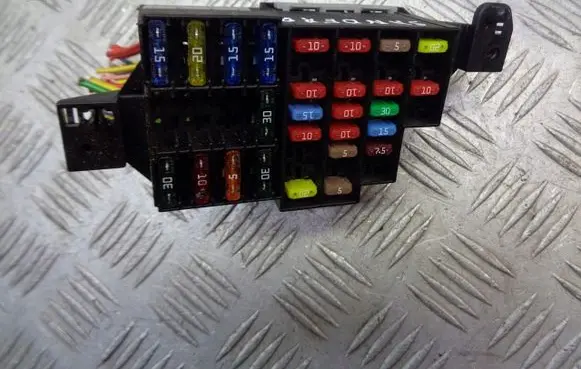 Dacia Sandero Fuse box cover 