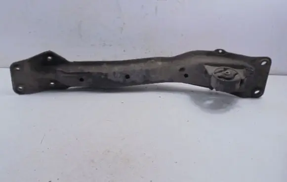 Nissan X-Trail T30 Engine mount bracket