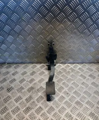 Accelerator throttle pedal