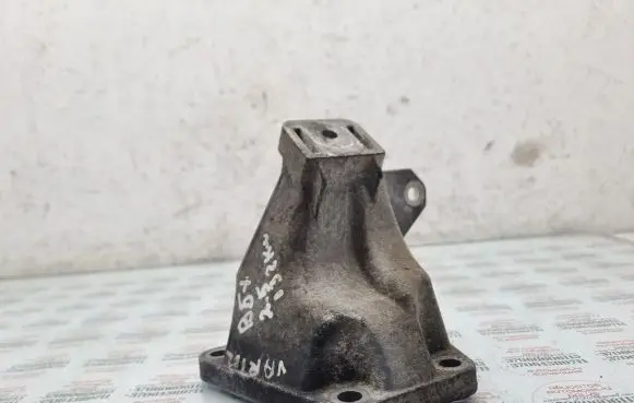 Volkswagen PASSAT B5.5 Engine mounting bracket 4B0199308E