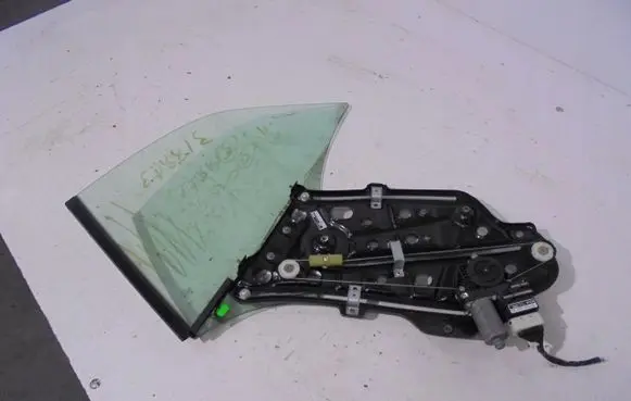 Audi A3 S3 8P Front wiper linkage and motor