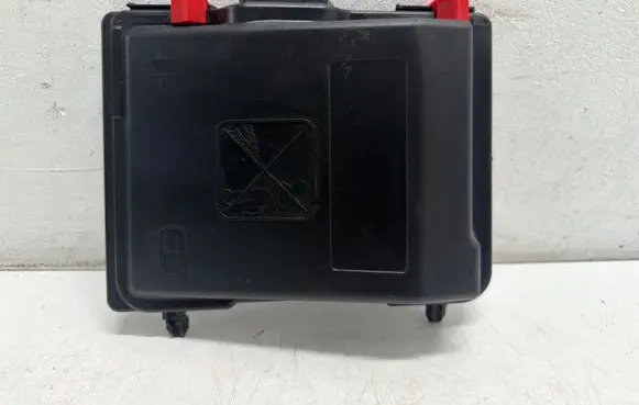 Opel Vivaro Fuse box cover 9678633380