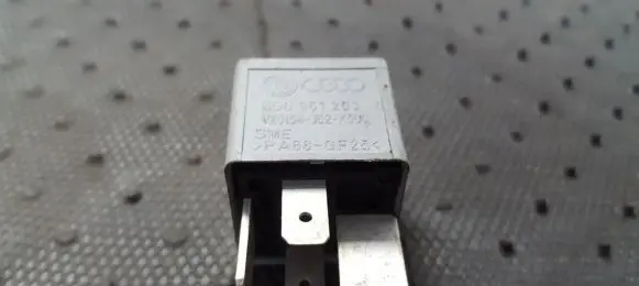 Volkswagen PASSAT B5 Other relay 8D0951253 V23134-J52-X300