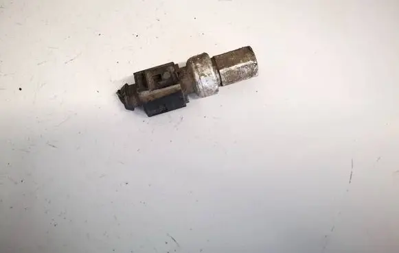Volkswagen PASSAT B6 Air conditioning (A/C) pressure sensor 