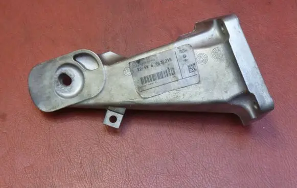 BMW 5 E60 E61 Engine mounting bracket 6763218