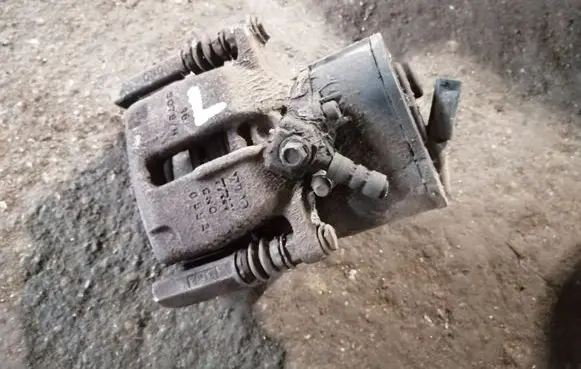 Volkswagen PASSAT B7 Rear brake caliper