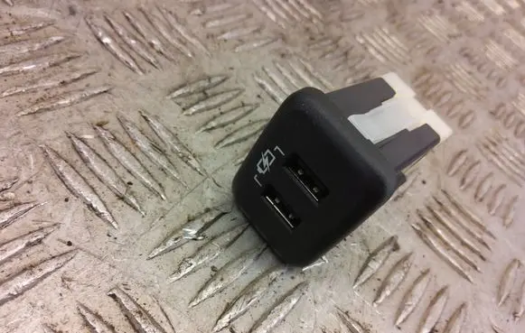 Opel Insignia B USB socket connector 13598459