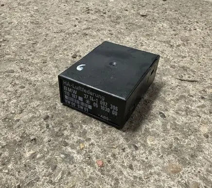 BMW 5 E39 Air suspension control unit module (rear) 37141092396