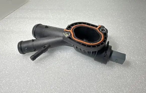 Volkswagen PASSAT B7 Engine coolant pipe/hose 03L121131AA