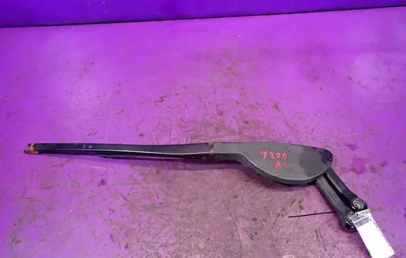 BMW 5 E39 Front wiper blade arm 8209880