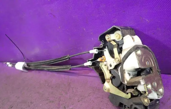 Mitsubishi Colt Front door lock