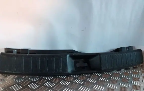 Trunk/boot sill cover protection