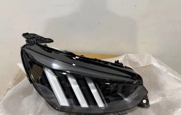 Peugeot 208 II Headlight/headlamp 9828333680