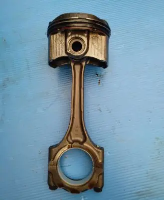 Toyota Auris E180 Piston with connecting rod 095833