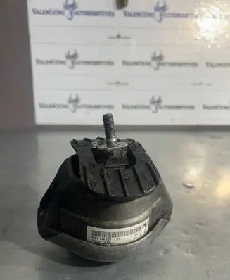BMW 5 E60 E61 Engine mount bracket 6774620 15934612R