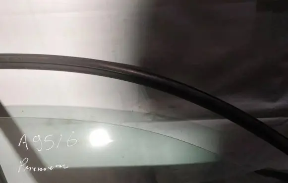 Nissan Primera Front door window glass four-door as2