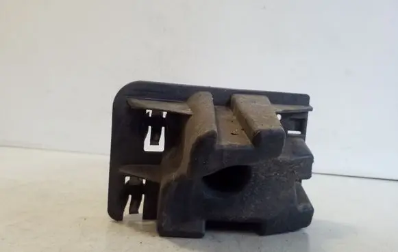 Rear bumper mounting bracket