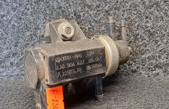 Volkswagen PASSAT B5 Vacuum valve 1J0906627