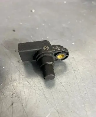 BMW 5 E39 Camshaft position sensor 2249320B 13071999S 6021631