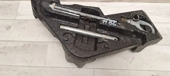 Volkswagen Touareg I Tool set 